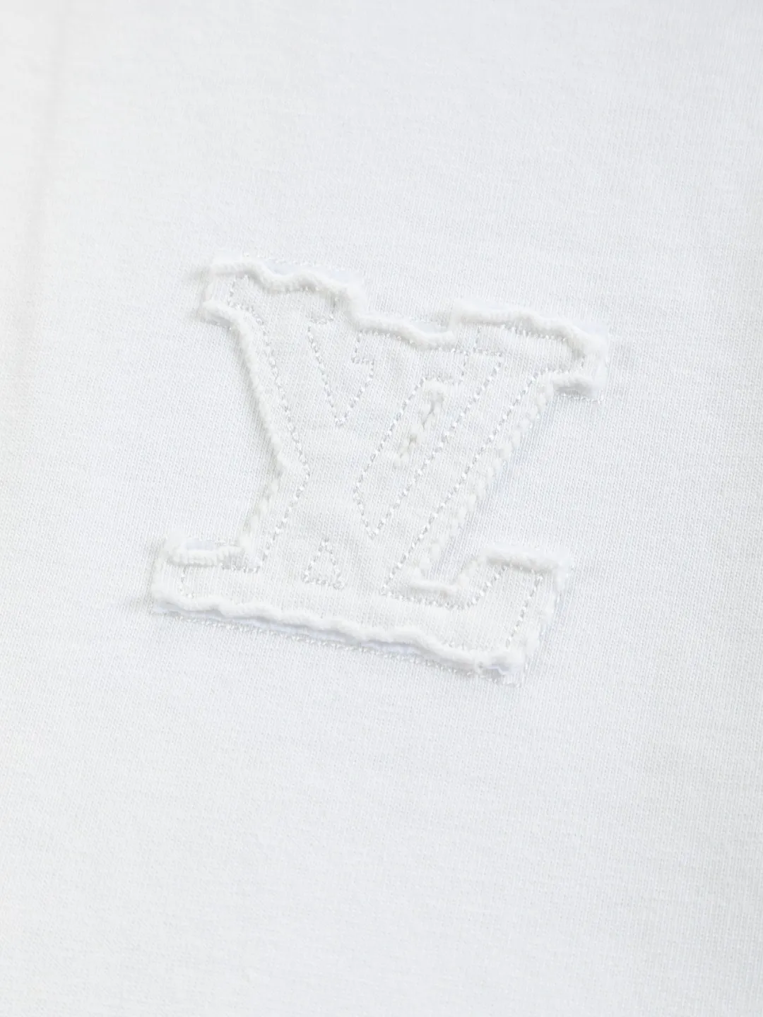 🅿️200 Louis Vuitton 1V LV lv slightly wide version S-XL LV 26ss new products are available at the counter simultaneously. Multiple craftsmanship. Chest patch letters 🪡 embroidery. Back patch letters four-leaf clover 🍀🪡 embroidery. Round neck short-sleeved T-shirt, same style for men and women! Consigned to one-to-one creation. Synchronized with the official website, pure cotton fabrics at the counter! It is close to the skin and comfortable, durable and easy to wear. It has a classic and simple logo design and meticulous original craftsmanship. Short-sleeves, a must-have item for men, do not appear to be the same for the general public, but must be unique and eye-catching. This LV short-sleeve is all about quality, comfort, the same shape and fashion as always, including fabrics and cutting techniques. All of them have been made with great effort! 320 grams of washed pure cotton fabric, pure cotton is breathable, very refreshing and comfortable for daily wear. The rib knitting on the neckline is smooth and tight, and the neckline will not be skewed if you toss it at will. The loose version, you will find that it looks really good on the upper body. The overall is minimalist and neat, super versatile for daily use! Pair it casually with a pair of pants for a youthful look. A T-shirt will make your outfit crazy. It is a fashionable item that can never go wrong! Color: Black White Size: S-XL Size chart: S: Shoulder width 50-Bust 56-Length 70 M: Shoulder width 52-Bust 57-Length 72 L: Shoulder width 54-Bust 59-Length 74 XL: Shoulder width 56-Bust 62-Length 76